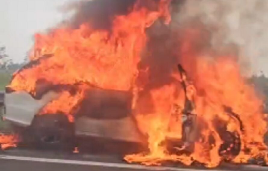 Setelah Mercy Terbakar di Lingkar Nagreg, Kini Sebuah Mobil Terbakar Tol Purbaleunyi