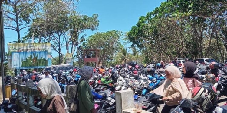 Ribuan Wisatawan Padati Pantai Cipatujah dan Karang Tawulan, Petugas Gabungan Lakukan Himbauan