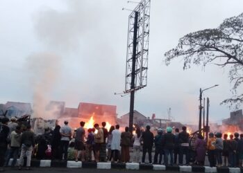 14 Kios Barang Bekas di Jalan Bypass Bandung Diamuk si Jago Merah
