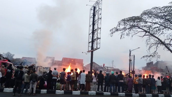 14 Kios Barang Bekas di Jalan Bypass Bandung Diamuk si Jago Merah
