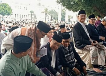 Tiga Tokoh Nasional, JK,Mahfud MD dan Anies Shalat Bareng di Saf Terdepan