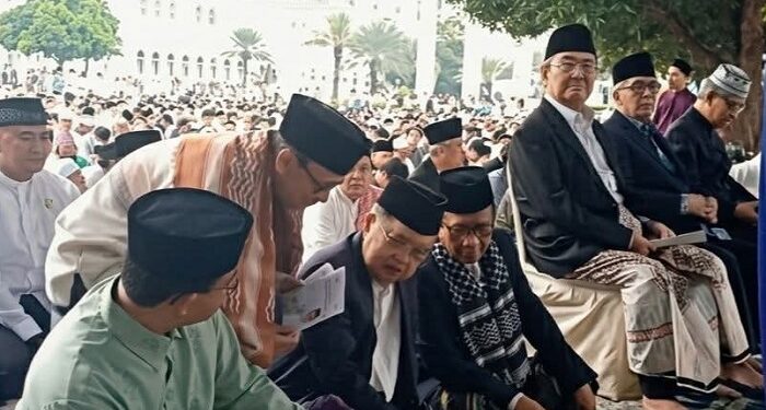 Tiga Tokoh Nasional, JK,Mahfud MD dan Anies Shalat Bareng di Saf Terdepan