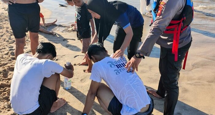 Empat Wisatawan Asal Bandung Terseret Ombak Pantai Karangpapak
