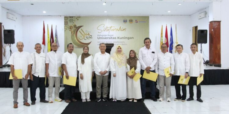 6 Dosen dan 4 Tenaga Kependidikan Uniku Mendapat Penghargaan Umrah