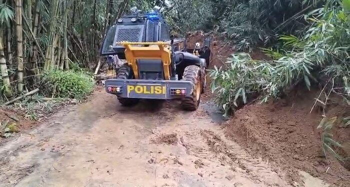 Jalur Garut-Sumedang Tertutup! Longsor Setinggi 20 Meter Tutup Seluruh Badan Jalan