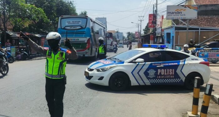 Arus Mudik Meningkat, Polres Garut Lakukan 6 Kali One Way di Jalur Limbangan-Malangbong