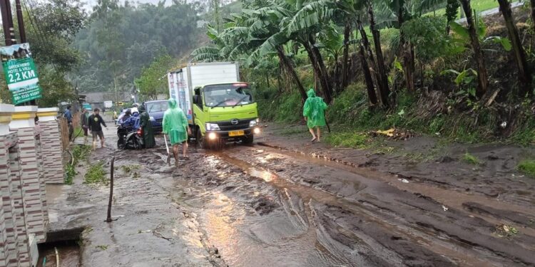 Bencana Hidrometeorogi di Pasirwangi Garut Rusak Rumah Warga dan Jalan Utama