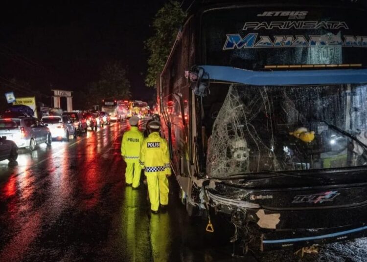 Tabrakan Beruntun Tiga Mobil di Jalur Mudik Limbangan, Lima Orang Luka