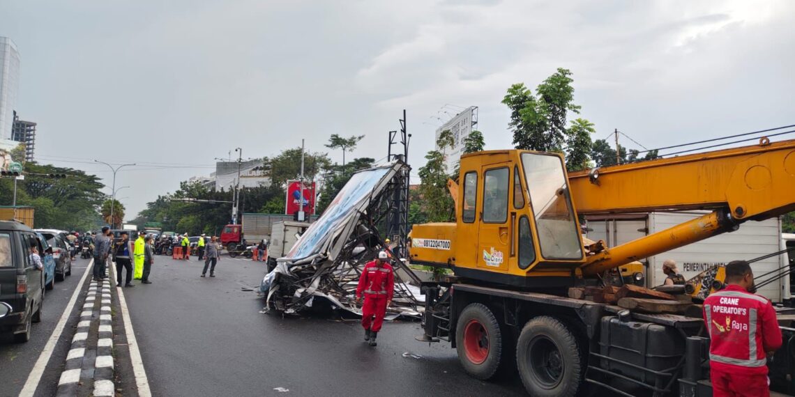 Gercep! Damkarmatan Tangani Reklame Roboh dan Pohon Tumbang