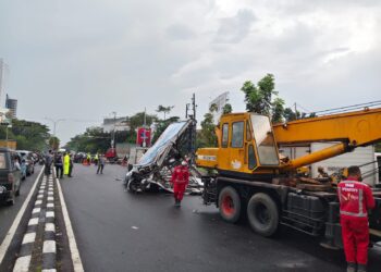 Gercep! Damkarmatan Tangani Reklame Roboh dan Pohon Tumbang