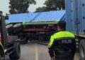 Gagal Menanjak, Truk Muatan Mie Instan Tabrak Mobil dan Terguling di Tanjakan Andir Malangbong