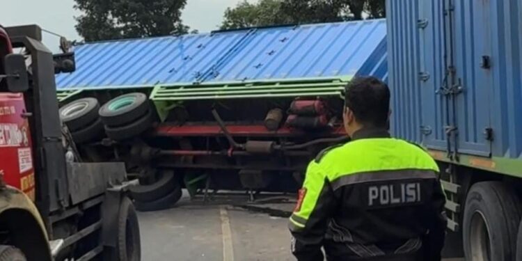 Gagal Menanjak, Truk Muatan Mie Instan Tabrak Mobil dan Terguling di Tanjakan Andir Malangbong