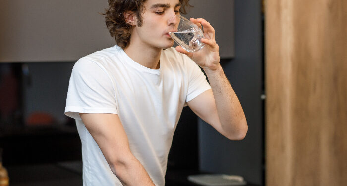 Harus Dihindari! Ini Dampak Buruk Kurang Minum Air Putih Saat Puasa