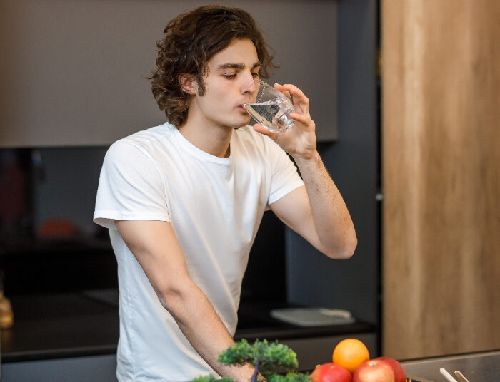 Harus Dihindari! Ini Dampak Buruk Kurang Minum Air Putih Saat Puasa