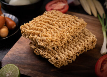 Harus Tahu! Ini Dampak Buruk Makan Mie Instan Saat Buka Puasa