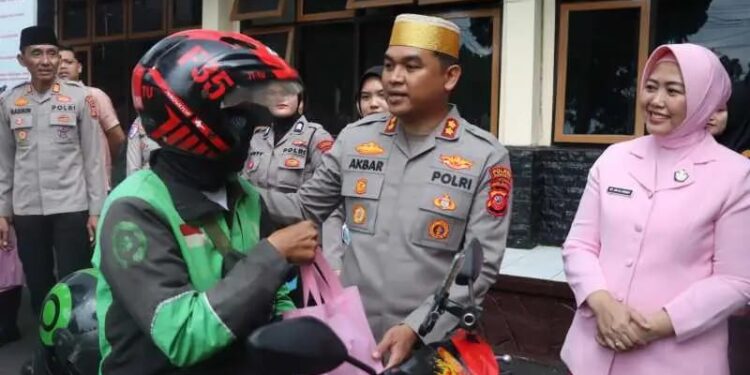 Polres Kuningan Berbagi Takjil, Dikira Pemotor Ada Razia Ranmor