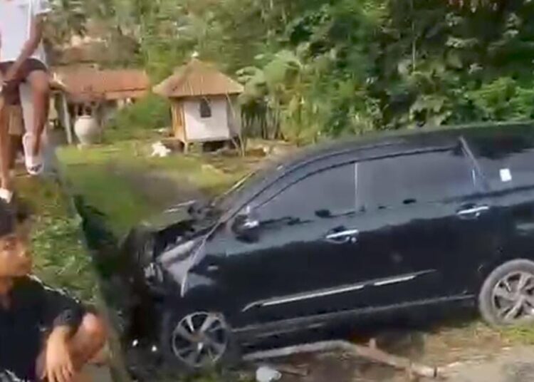 Dikira One Way, Mobil Avanza Hitam Hantam Tembok di Tasikmalaya