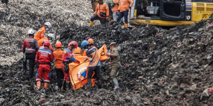 7 Tewas dan 6 Selamat Tertimbun Sampah Longsor TPA Bantargebang Bekasi