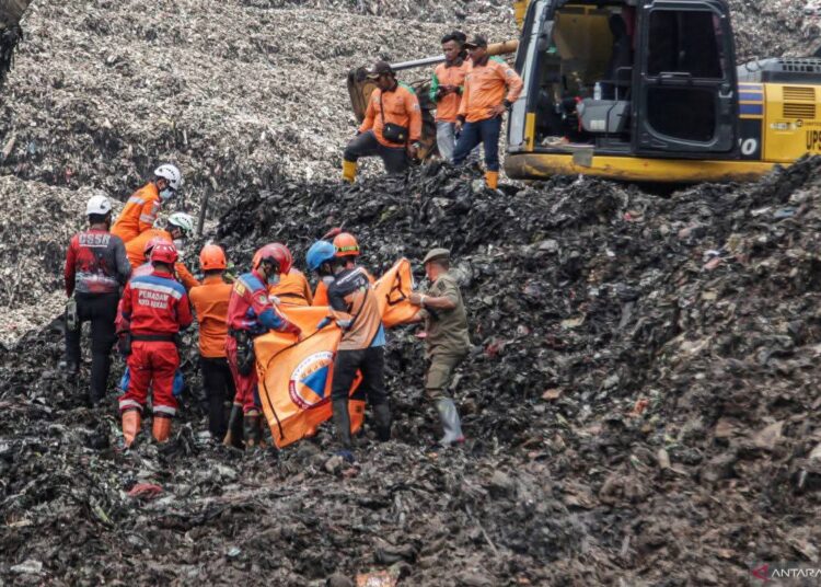 7 Tewas dan 6 Selamat Tertimbun Sampah Longsor TPA Bantargebang Bekasi
