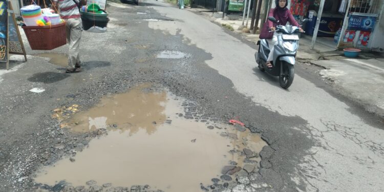 Duit Pajak Kendaraan Kan untuk Perbaikan Jalan, Tapi  Jalan ke Samsat  Rancaekek Ko Malah Rusak Parah