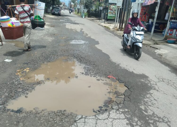 Duit Pajak Kendaraan Kan untuk Perbaikan Jalan, Tapi  Jalan ke Samsat  Rancaekek Ko Malah Rusak Parah