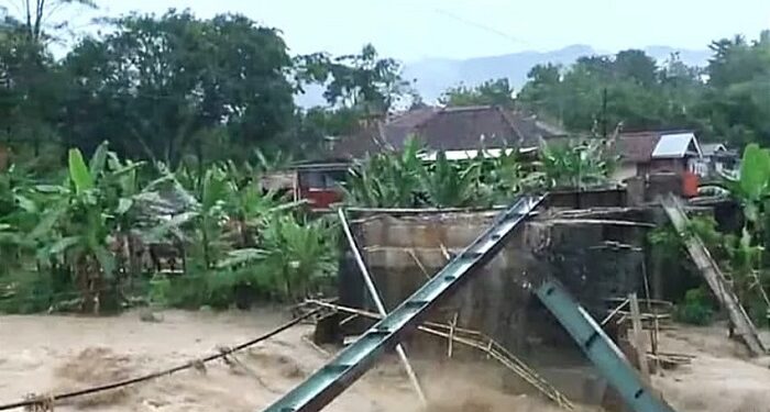 Renovasi Jembatan Cijemit Diterjang Banjir Sungai Cipedak