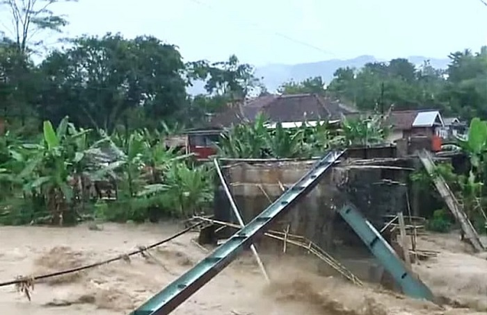 Renovasi Jembatan Cijemit Diterjang Banjir Sungai Cipedak
