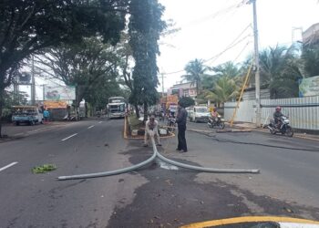 Kabel PLN Terbawa Truk Pengangkut Kayu, Rubuhkan Tiang PJU, Dua Arus Lalu Lintas Putus Total