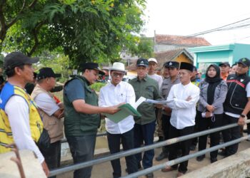 Tanggulangi Banjir Bandang di Desa Panyadap Solokanjeruk, Kang DS:  Segera Normalisasi Sungai Cisunggalah Secara Manual
