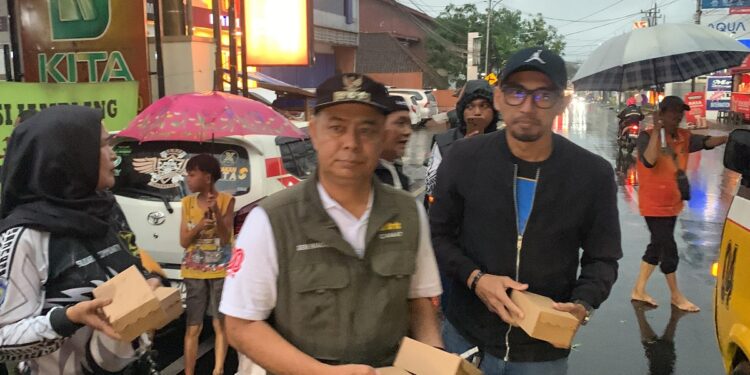 Diguyur Hujan Deras, Kolaborasi Gerakan KITA–APIK–XMan Tetap Tuntaskan “Indahnya Berbagi 1000 Takjil”