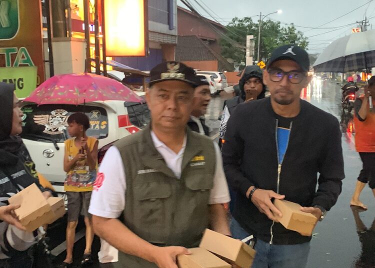 Diguyur Hujan Deras, Kolaborasi Gerakan KITA–APIK–XMan Tetap Tuntaskan “Indahnya Berbagi 1000 Takjil”