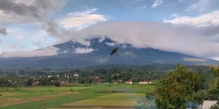 Pendaki Dilarang Mendekati Kawah Gunung Ciremai Radius 500 Meter