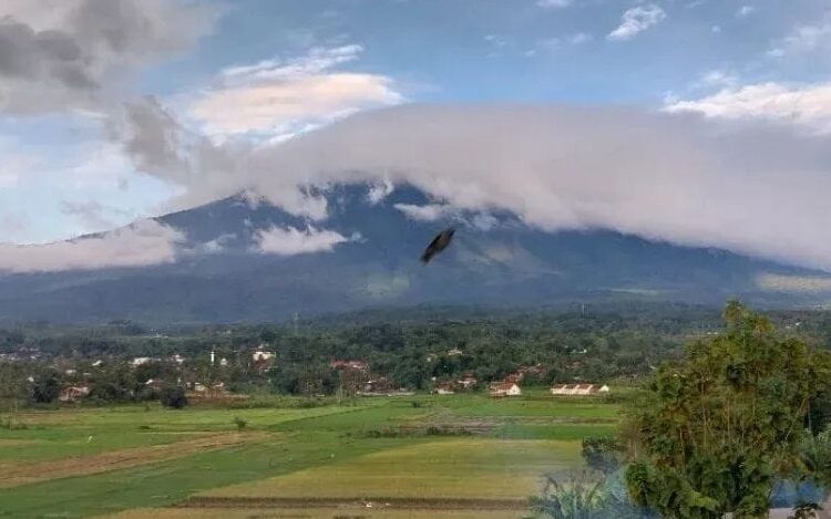 Pendaki Dilarang Mendekati Kawah Gunung Ciremai Radius 500 Meter