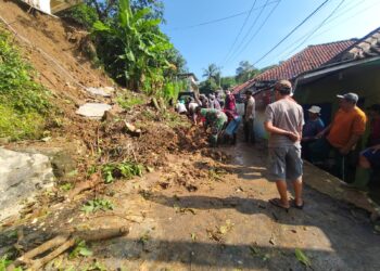 Kawasan Wisata Darmaloka Terancam Longsor, Sejumlah Rumah pun Tertimpa Longsor