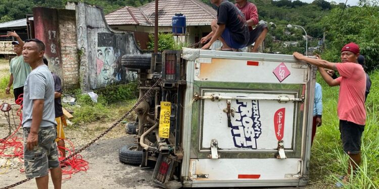 Mobil Box Pengangkut Es Krim Tabrak Tembok Pabrik Batu Kapur