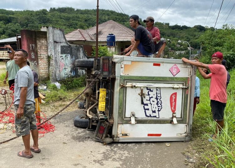 Mobil Box Pengangkut Es Krim Tabrak Tembok Pabrik Batu Kapur