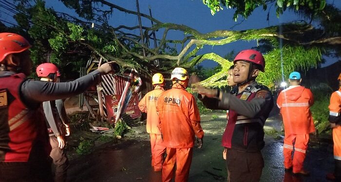 Hujan Deras Disertai Angin Kencang dan Petir Kembali Terjadi di Kota Tasikmalaya