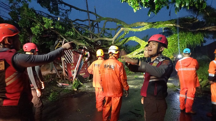 Hujan Deras Disertai Angin Kencang dan Petir Kembali Terjadi di Kota Tasikmalaya