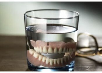 Jangan Salah, Ini Cara Membersihkan dan Merawat Gigi Palsu