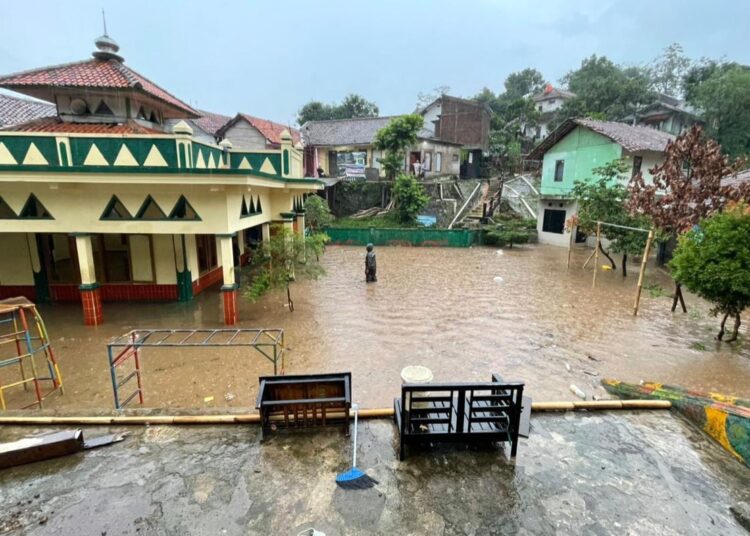 Hujan Lebat Disertai Angin Kencang, Pesantren Miftahul Jannah Cicalengka Terendam Banjir
