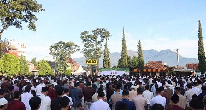 Polres Garut Gelar Sholat Idul Fitri di Lapangan Mapolres, Pererat Kebersamaan dengan Warga