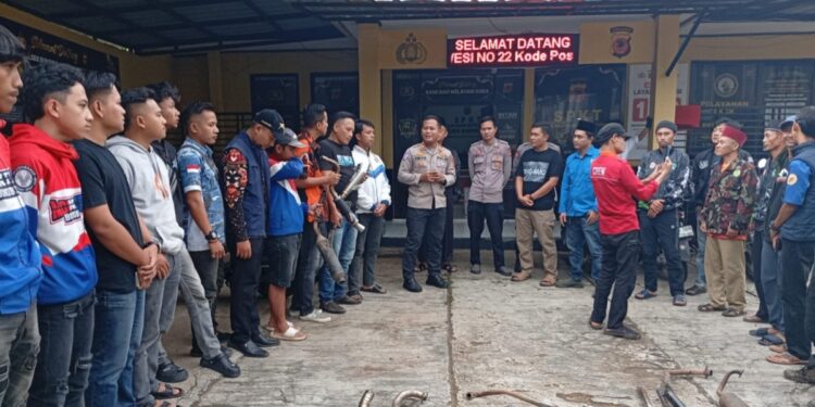 Pemuda Secara Sukarela Serahkan 60 Knalpot Brong ke Polisi