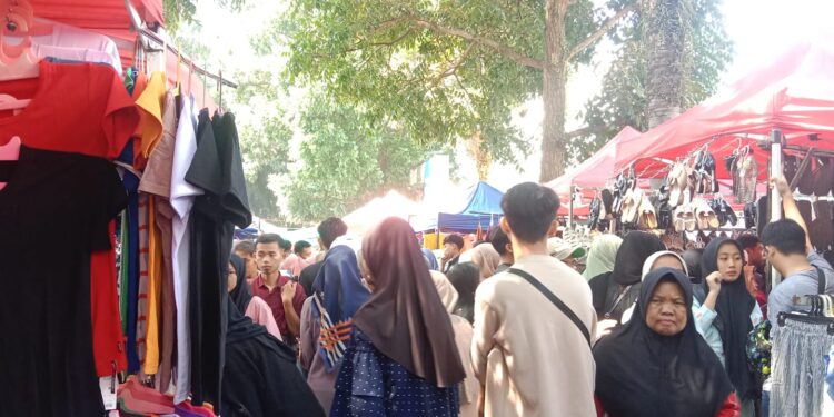 Mengais Rejeki Minggu Terakhir Ramadhan Di SOR Merdeka