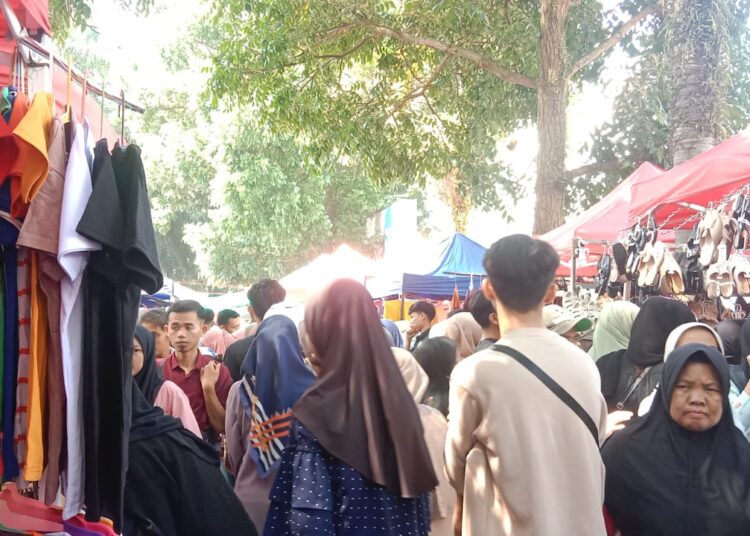 Mengais Rejeki Minggu Terakhir Ramadhan Di SOR Merdeka