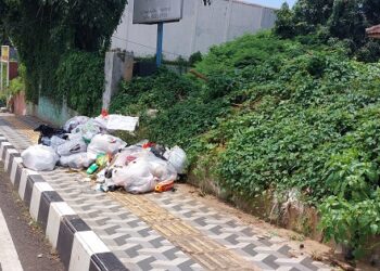 Sampah Berserakan di Aatas Trotoar, Mencemari Sudut Kota Kuningan