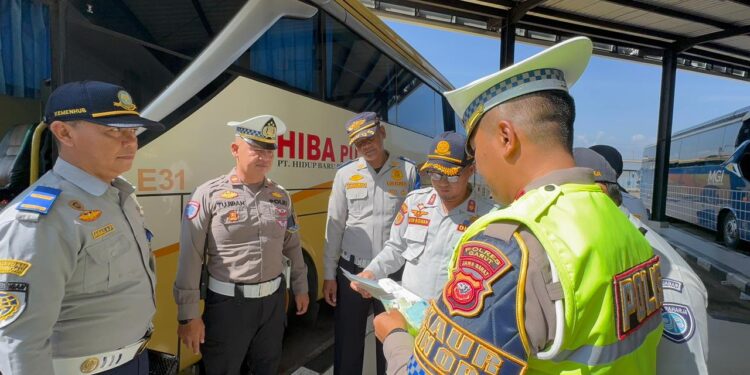 Tekan Angka Kecelakaan Polisi Lakukan Check Bus dan Pemeriksaan Kesehatan Kru di Terminal Guntur