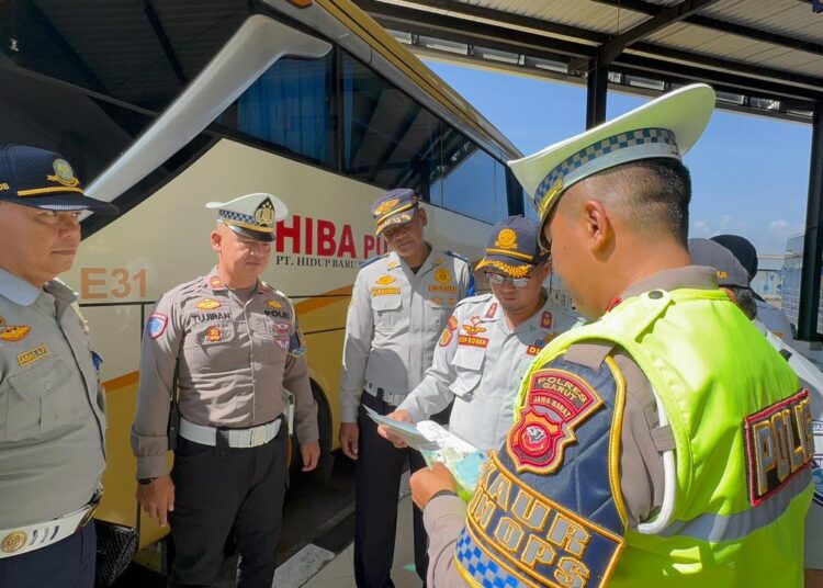 Tekan Angka Kecelakaan Polisi Lakukan Check Bus dan Pemeriksaan Kesehatan Kru di Terminal Guntur
