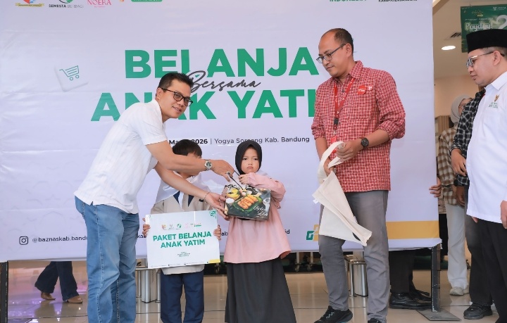Kang DS Ajak 100 Anak Yatim Belanja Baju Lebaran