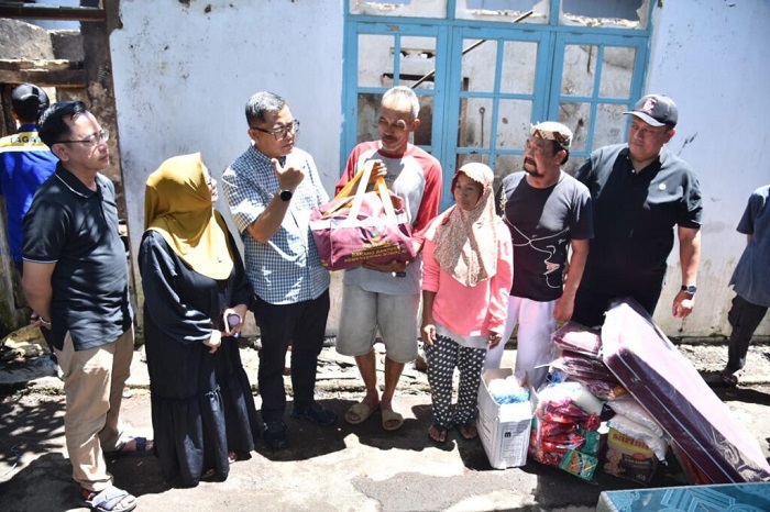 Korban Kebakaran di Bayuning Menerima Bantuan Dari Pemerintah Daerah
