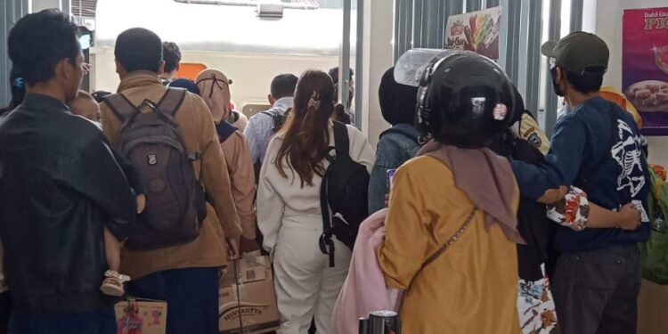 Penumpang Kereta Cikuray Masih Ramai, Arus Balik di Stasiun Garut Mulai Landai